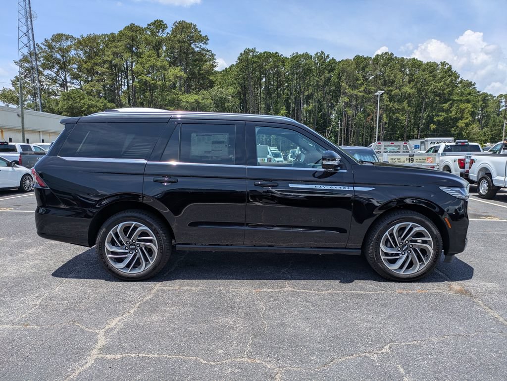 New 2027 Lincoln Navigator Reserve AWD/4WD image 3