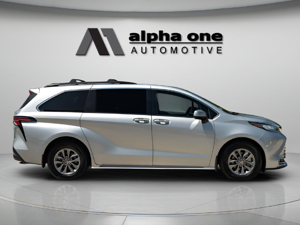 Used 2022 Toyota Sienna XLE FWD image 4