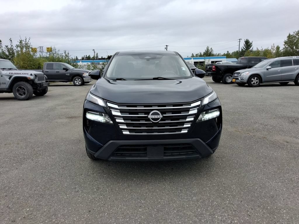 Used 2024 Nissan Rogue SV AWD/4WD image 3