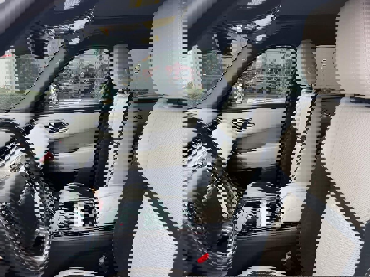 Used 2019 Land Rover Range Rover Velar R-Dynamic SE image 25