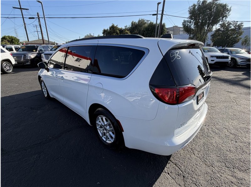 Used 2021 Chrysler Voyager Lxi image 4
