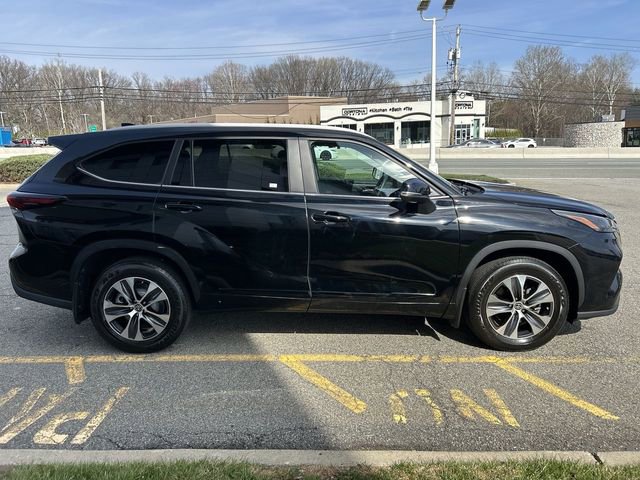 Used 2024 Toyota Highlander XLE image 9