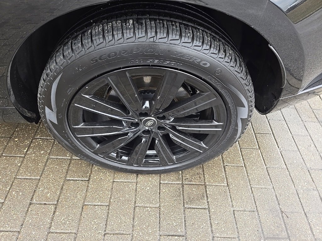 Used 2025 Land Rover Range Rover SE image 9
