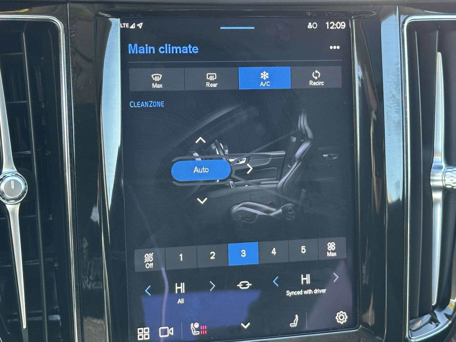 Used 2022 Volvo XC60 B5 Momentum w/ Climate Package image 12