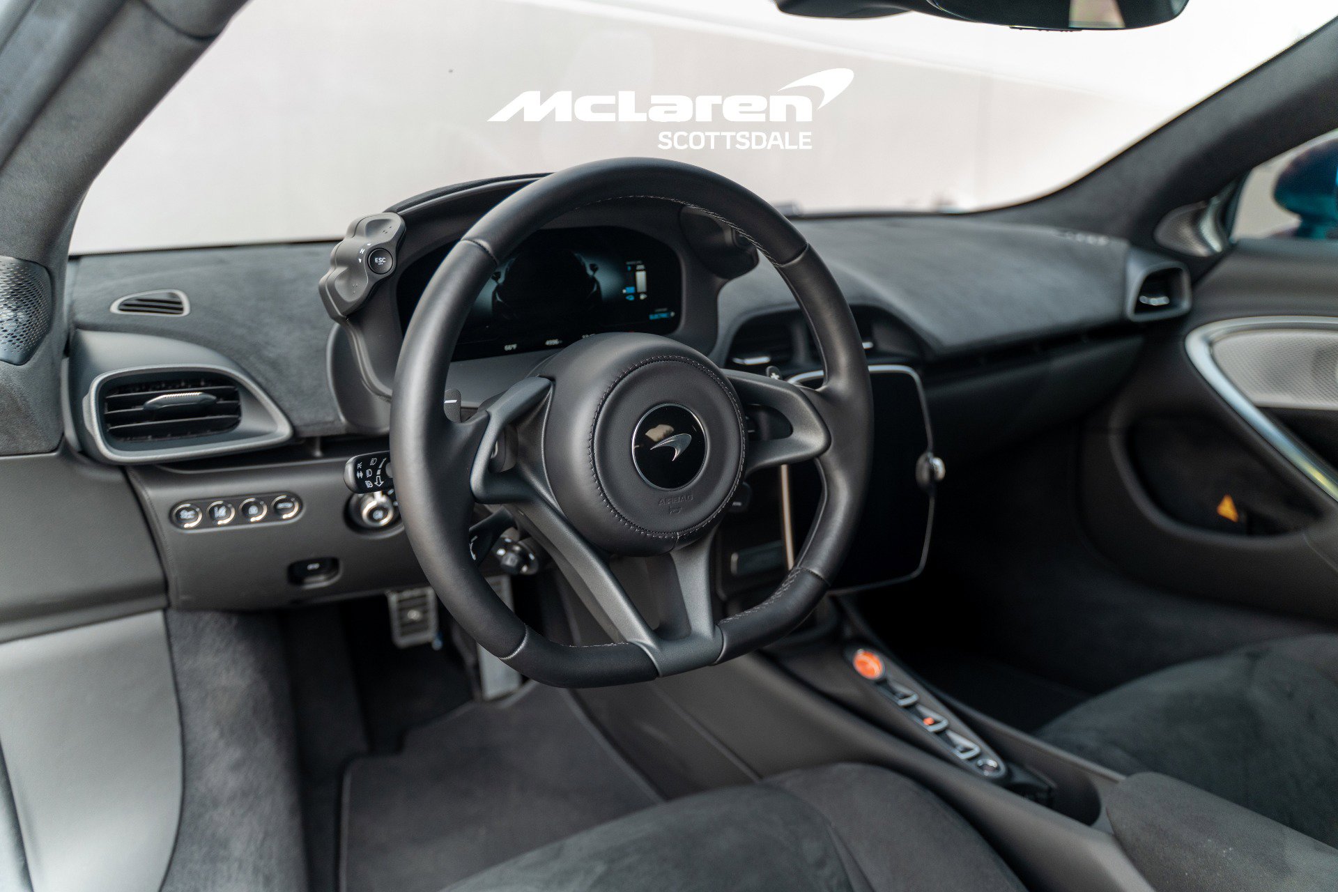 Used 2025 McLaren Artura image 28