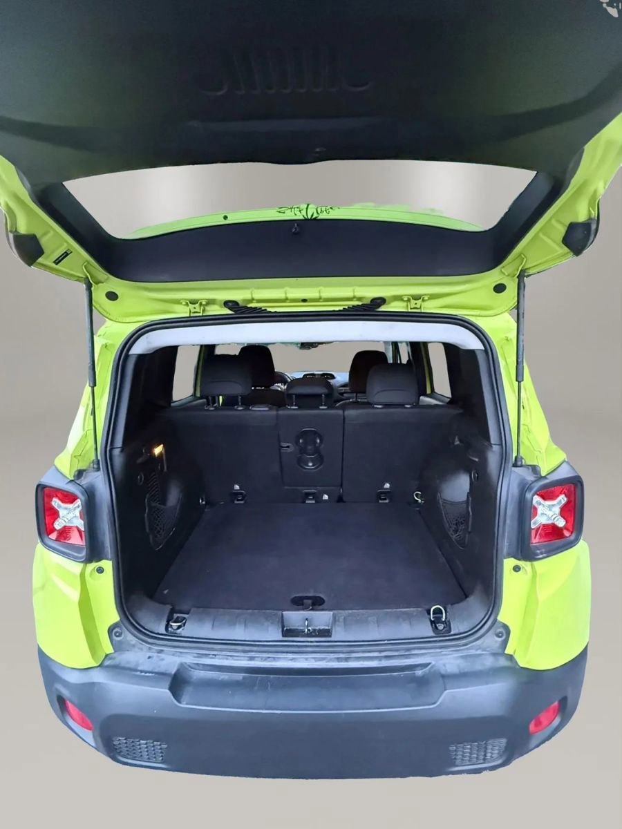 Used 2018 Jeep Renegade Latitude w/ Cold Weather Group FWD image 14