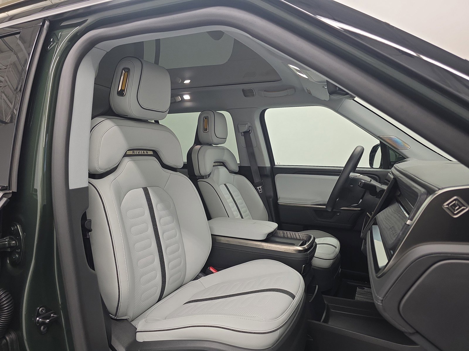 Used 2025 Rivian R1S Adventure AWD/4WD image 24