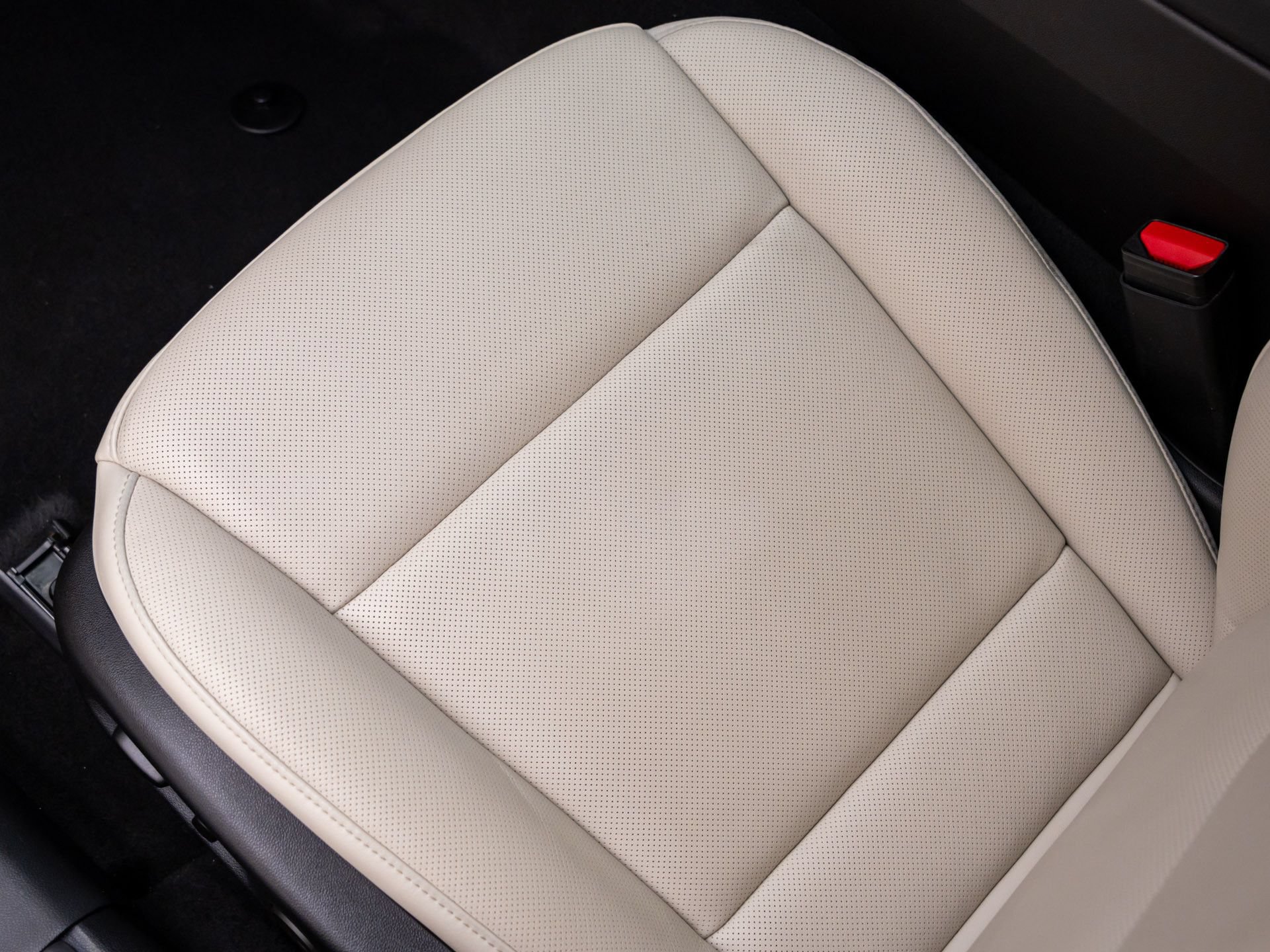 Certified 2022 Cadillac CT4 Premium Luxury AWD/4WD image 16
