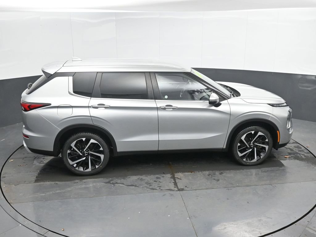 Used 2024 Mitsubishi Outlander SE image 35