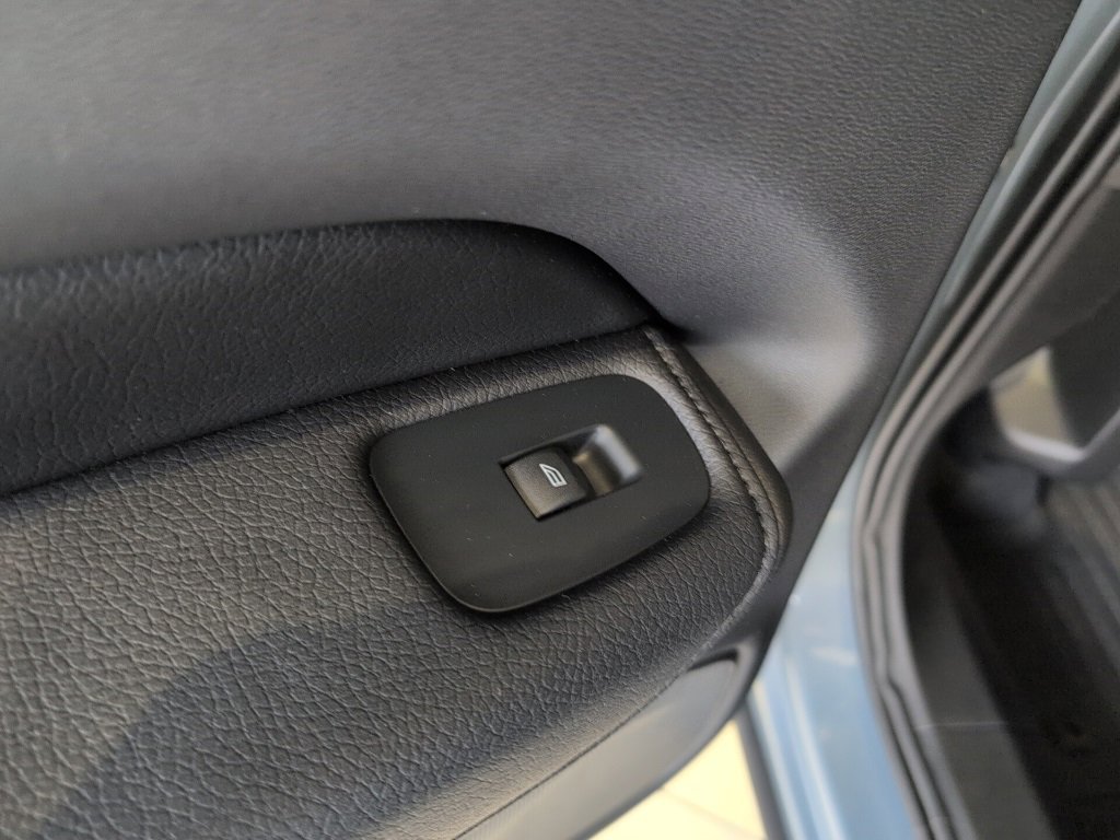 Used 2022 Volvo XC60 B5 Momentum w/ Advanced Package image 31