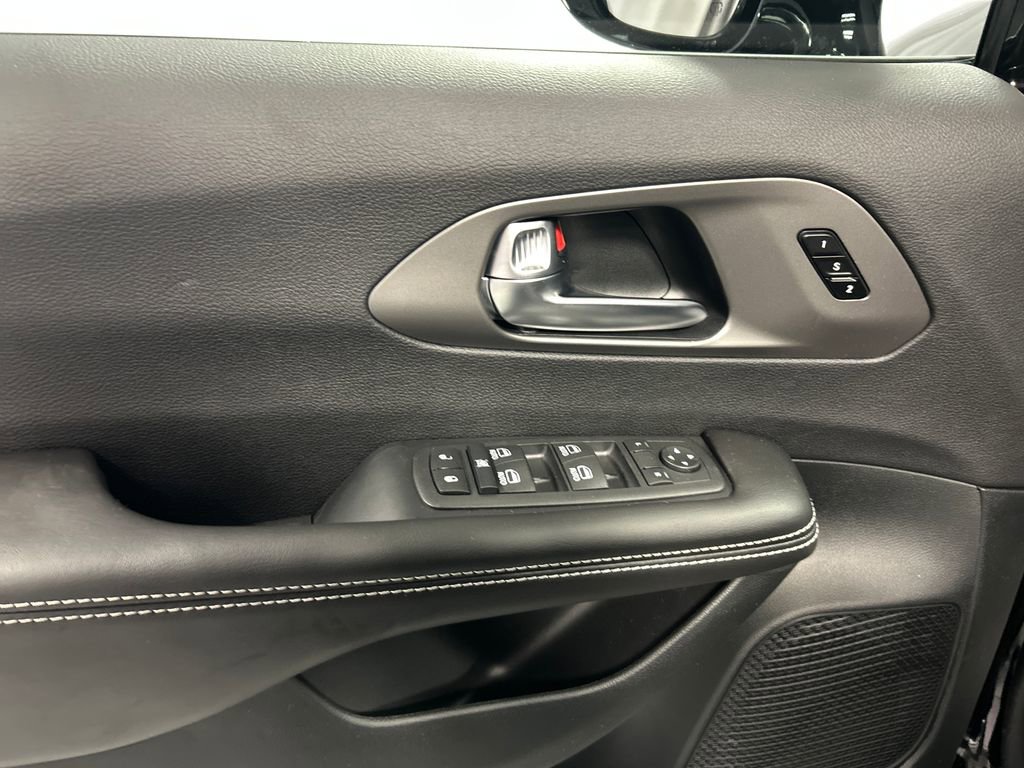 New 2027 Chrysler Pacifica Select FWD image 12