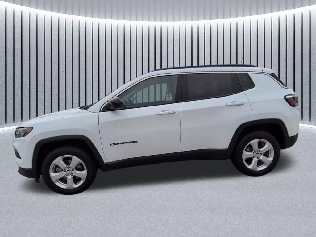 Used 2022 Jeep Compass Latitude w/ Sun and Sound Group AWD/4WD image 5