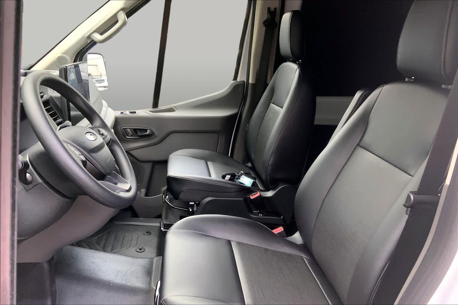 New 2026 Ford Transit 250 148 Medium Roof w/ Load Area Protection Package RWD image 9