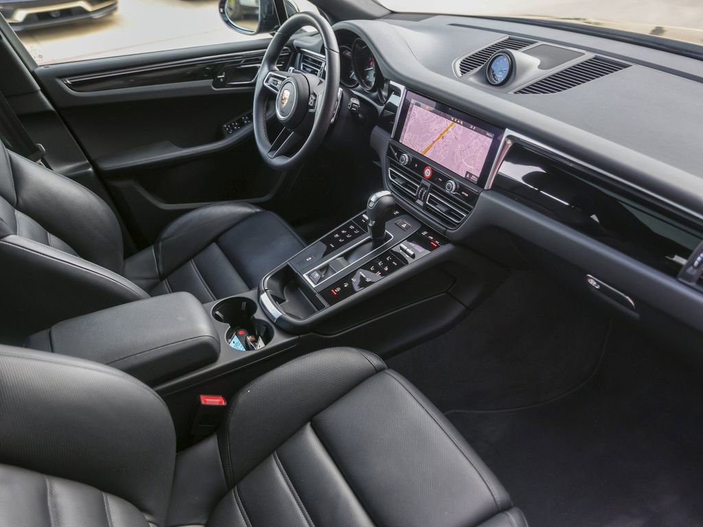 Certified 2025 Porsche Macan image 38