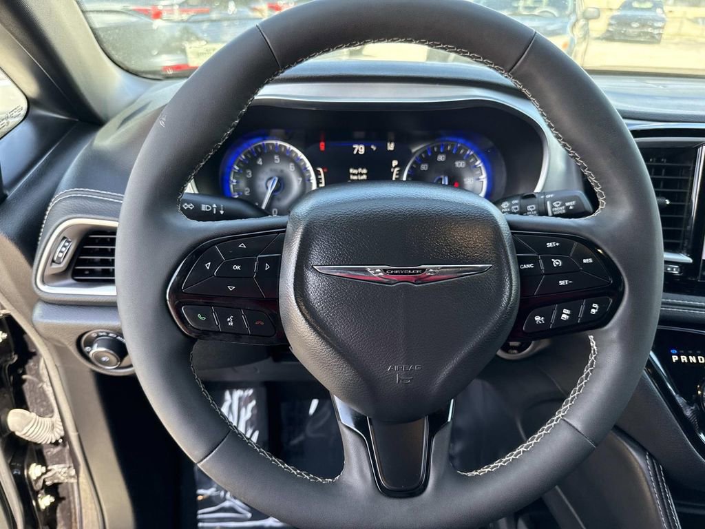 Used 2025 Chrysler Pacifica Limited image 40