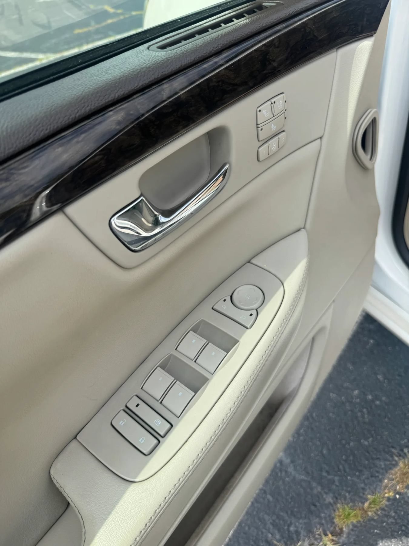 Used 2011 Cadillac DTS Luxury FWD image 19