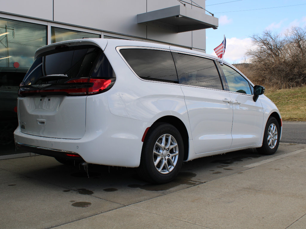 New 2026 Chrysler Pacifica Select image 8