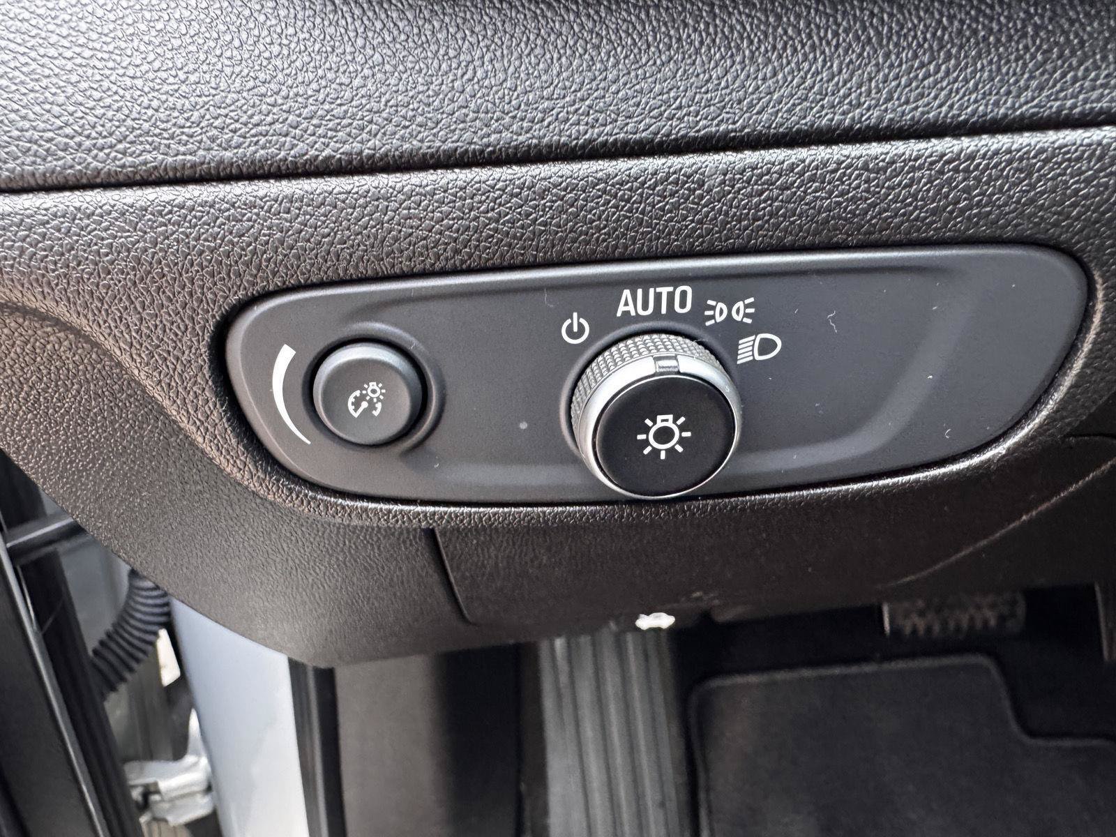 Used 2022 Chevrolet Bolt EUV LT w/ Convenience Package FWD image 19