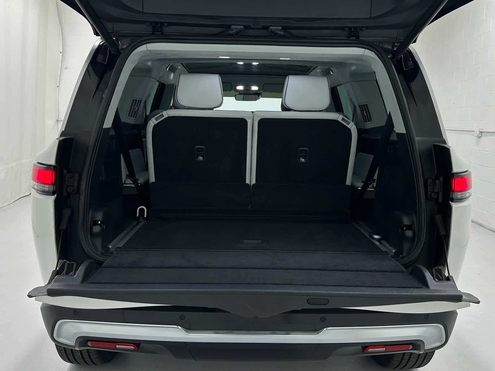 Used 2023 Rivian R1S Adventure Dual AWD/4WD image 43