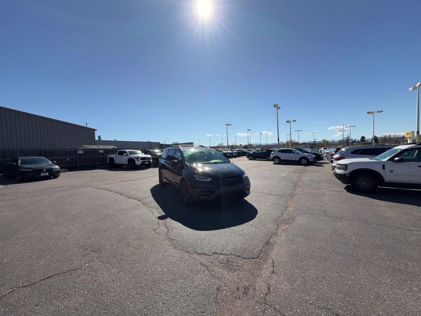 Used 2025 Chrysler Pacifica Limited image 14