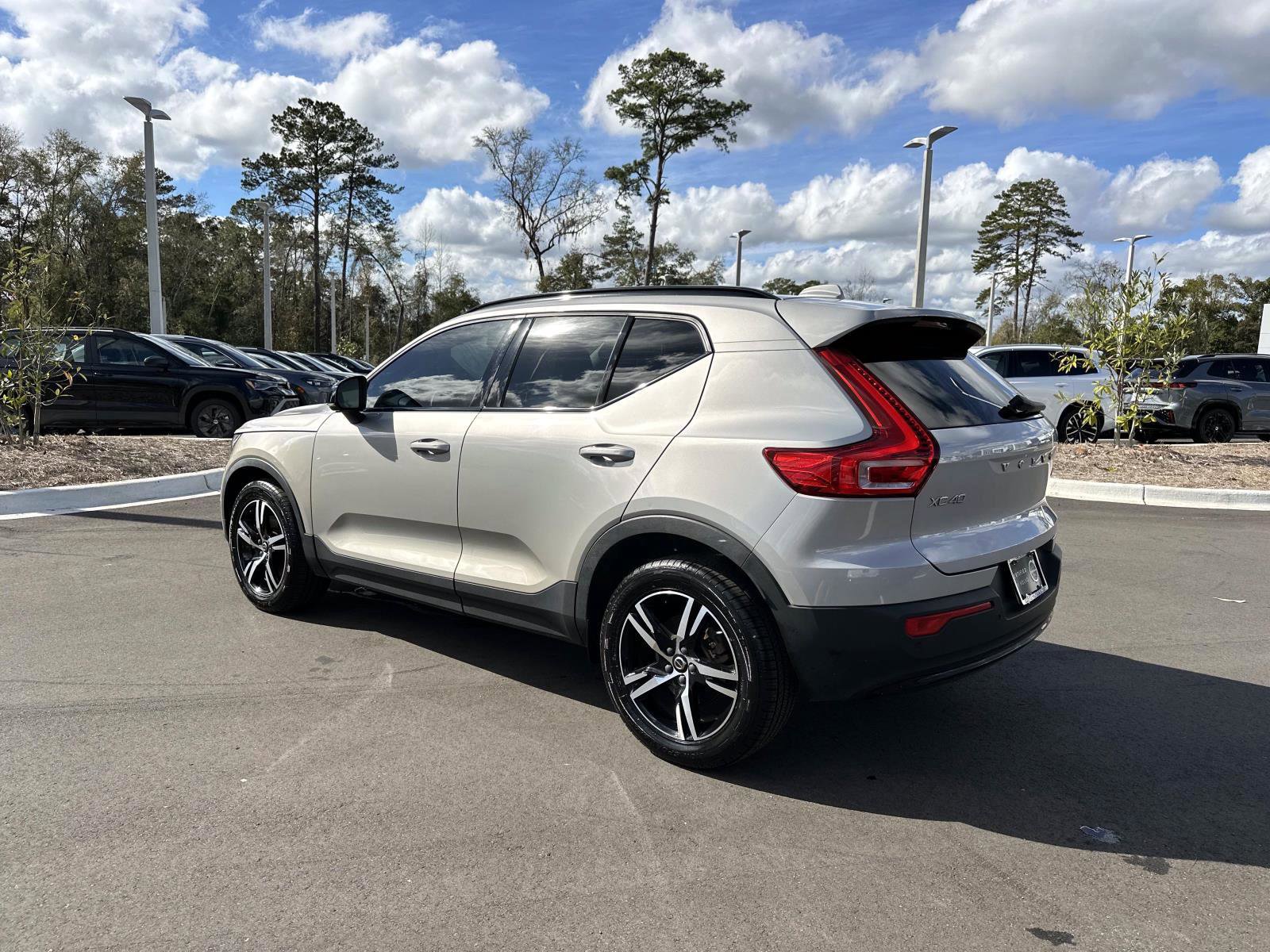 Certified 2023 Volvo XC40 B5 Plus image 3
