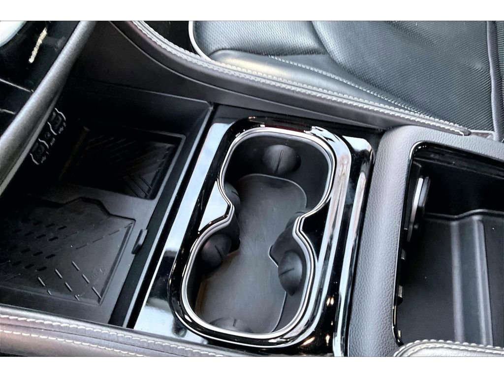 Used 2025 Chrysler Pacifica Limited image 16