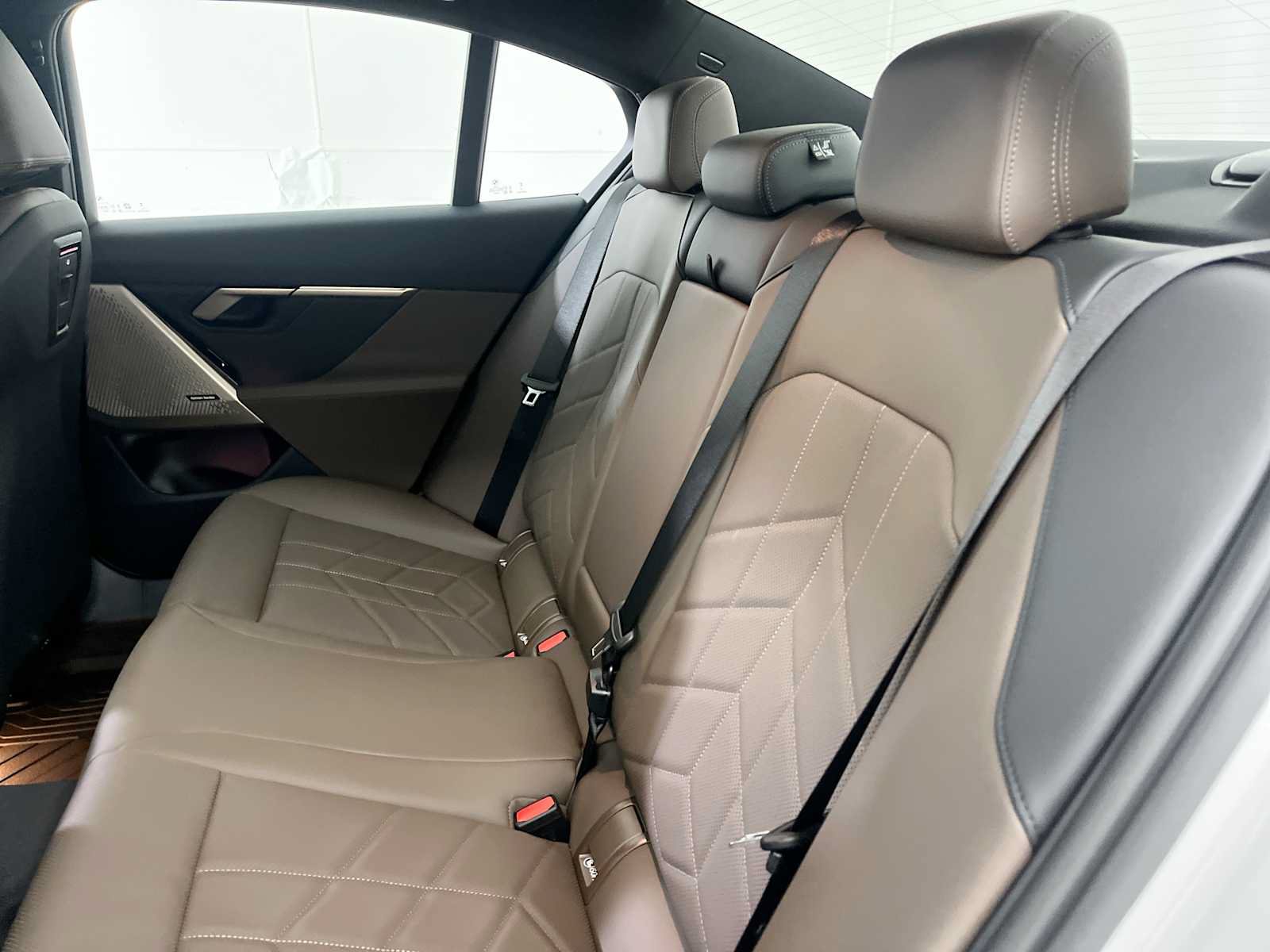 New 2027 BMW i5 xDrive40 AWD/4WD image 31