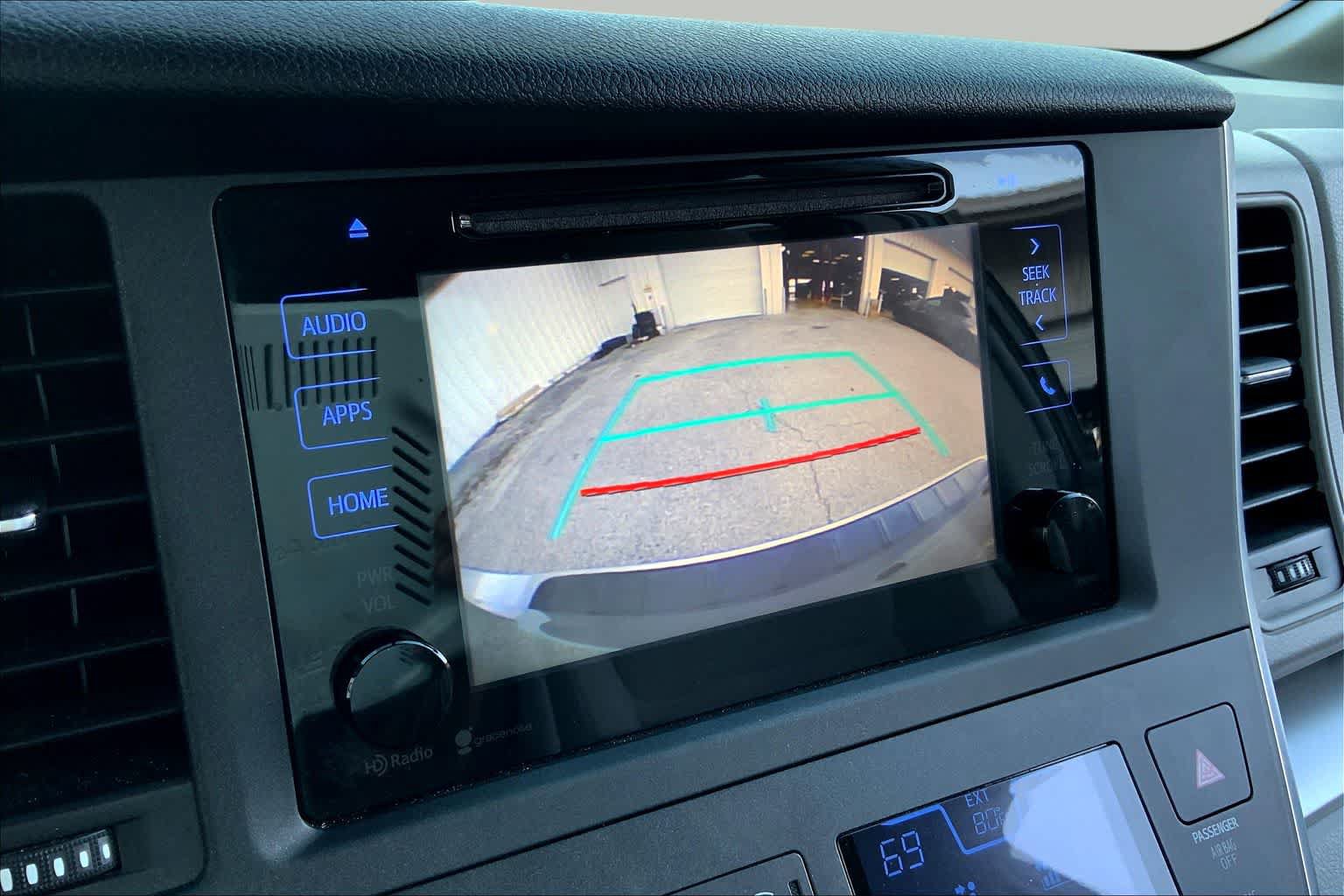 Used 2015 Toyota Sienna LE FWD image 26