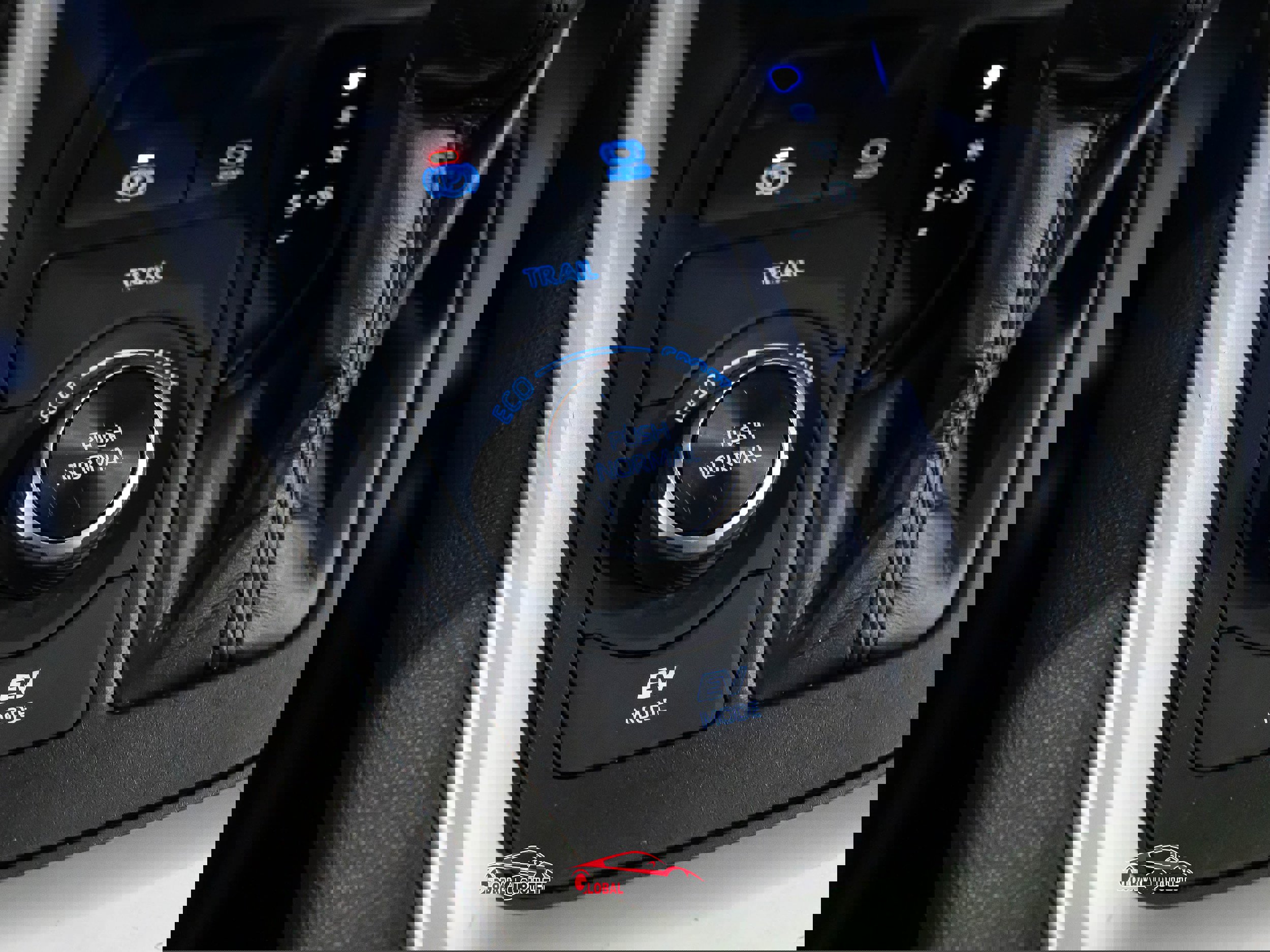 Used 2020 Toyota RAV4 LE image 33