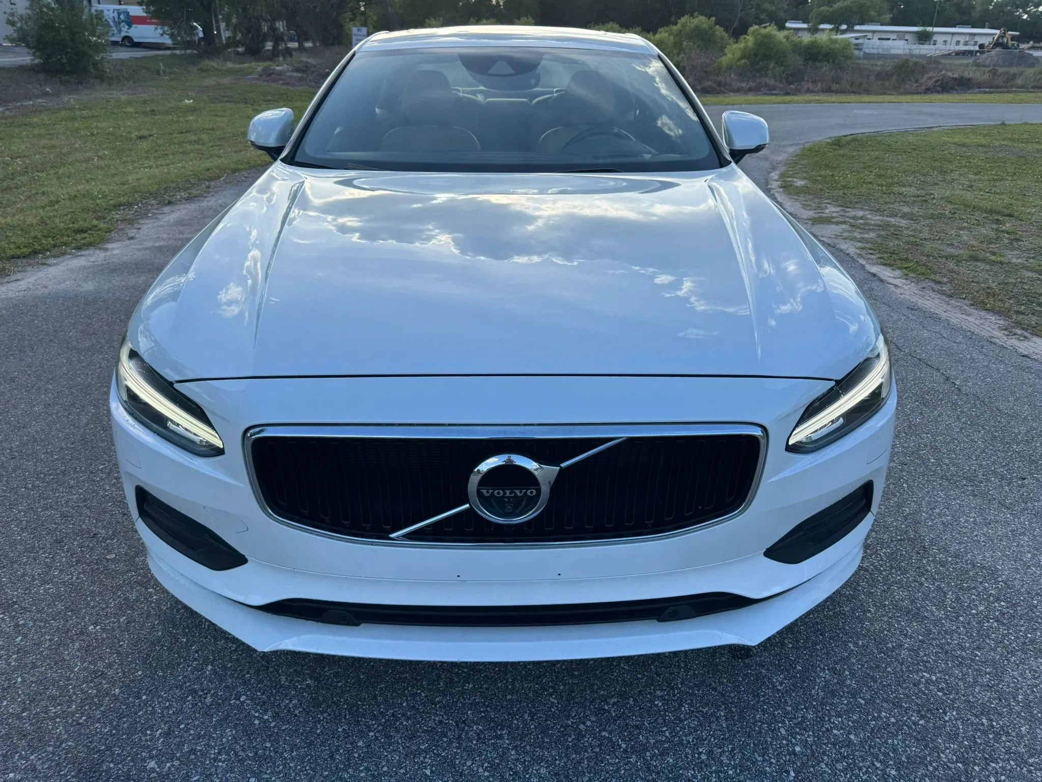 Used 2019 Volvo S90 T6 Momentum image 2