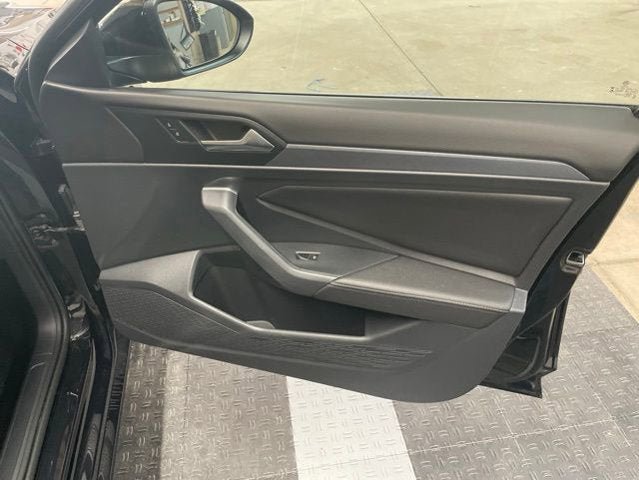 Certified 2023 Volkswagen Jetta SE w/ Panoramic Sunroof Package FWD image 4