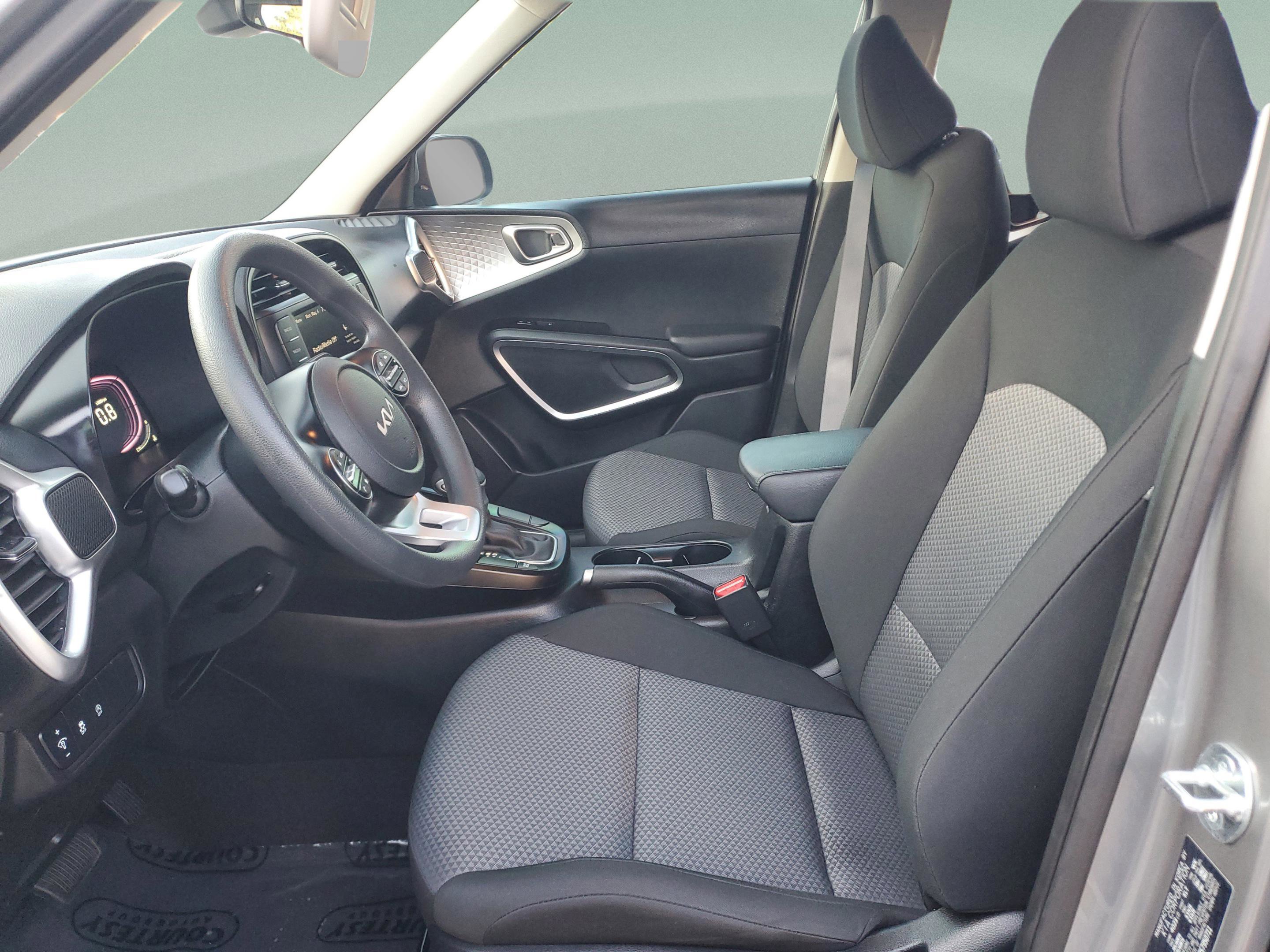 Certified 2025 Kia Soul LX w/ LX Technology Package FWD image 15