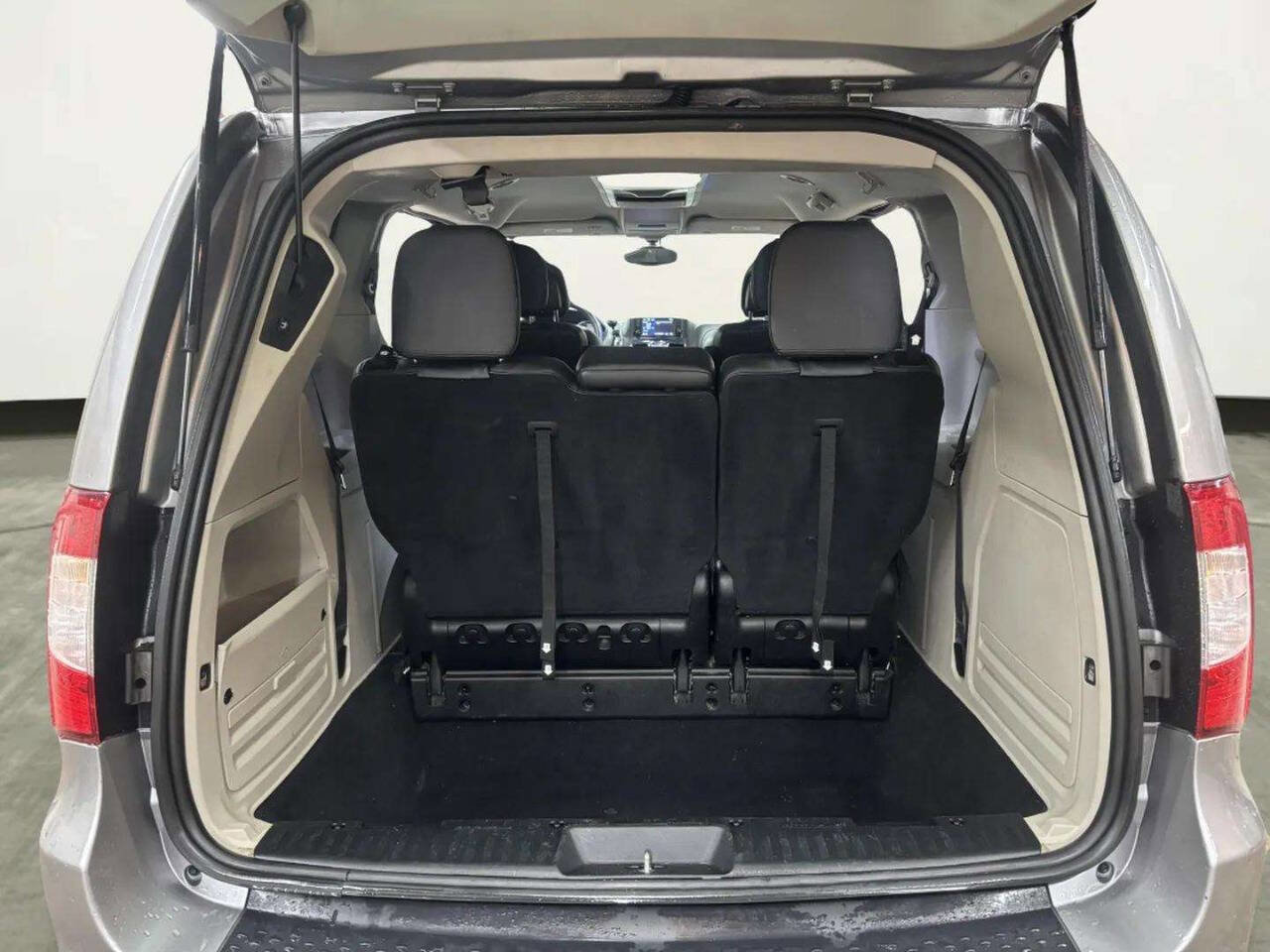 Used 2015 Chrysler Town & Country Touring-L w/ Driver Convenience Group image 16