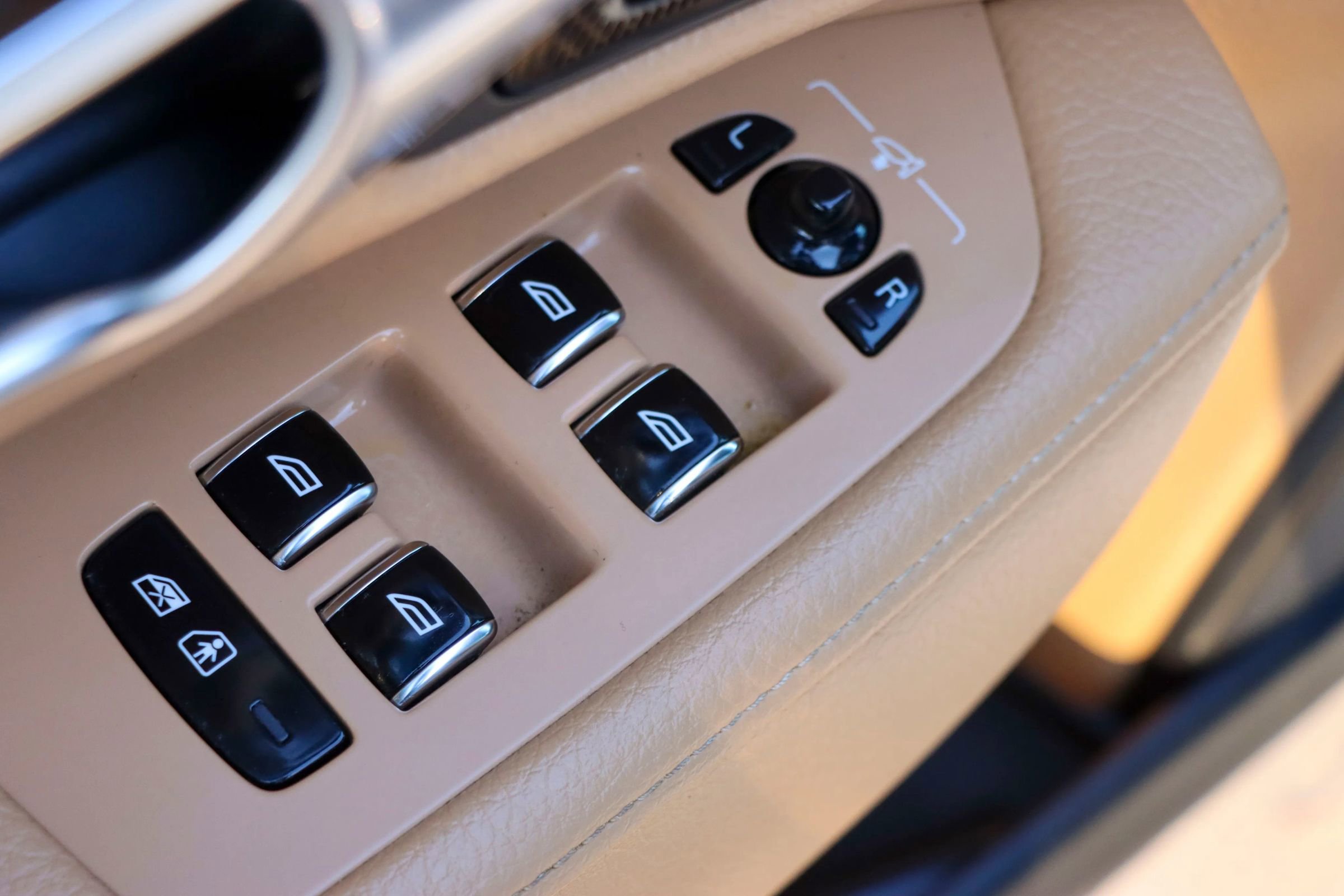 Used 2019 Volvo S90 T6 Momentum image 14