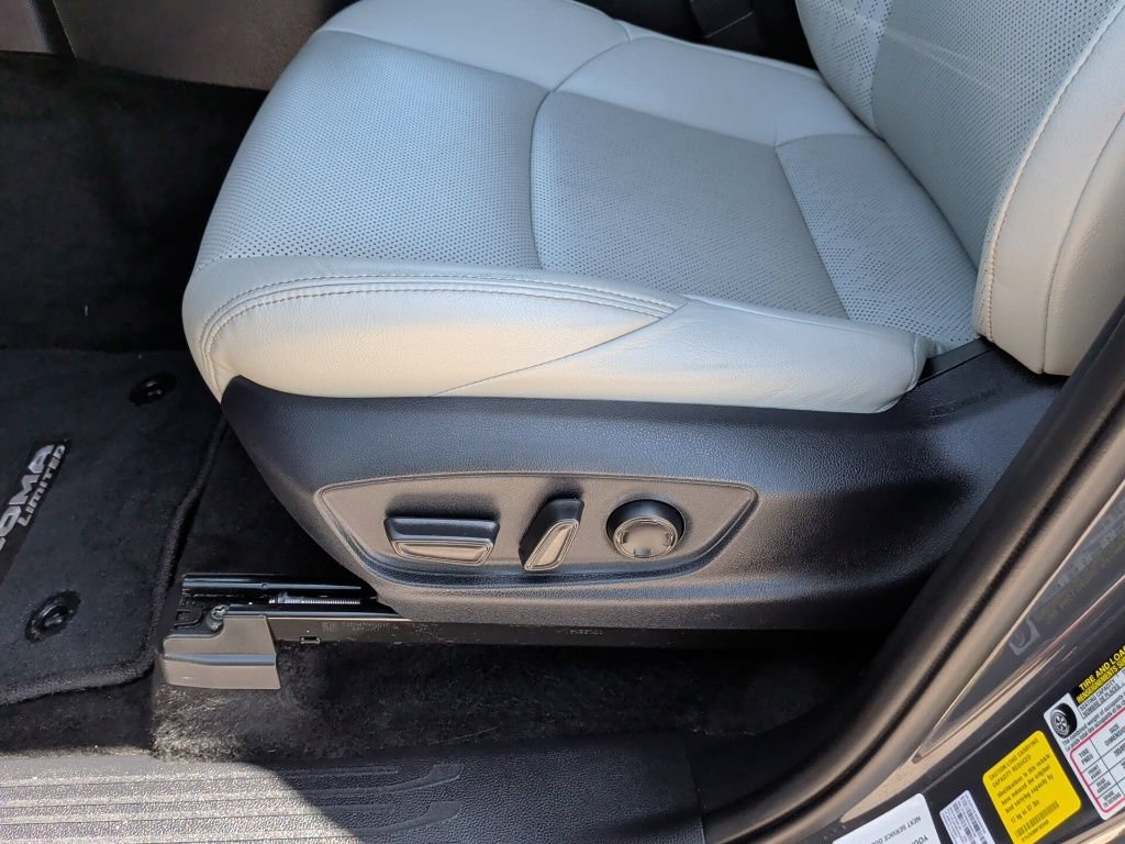Used 2025 Toyota Tacoma Limited AWD/4WD image 14