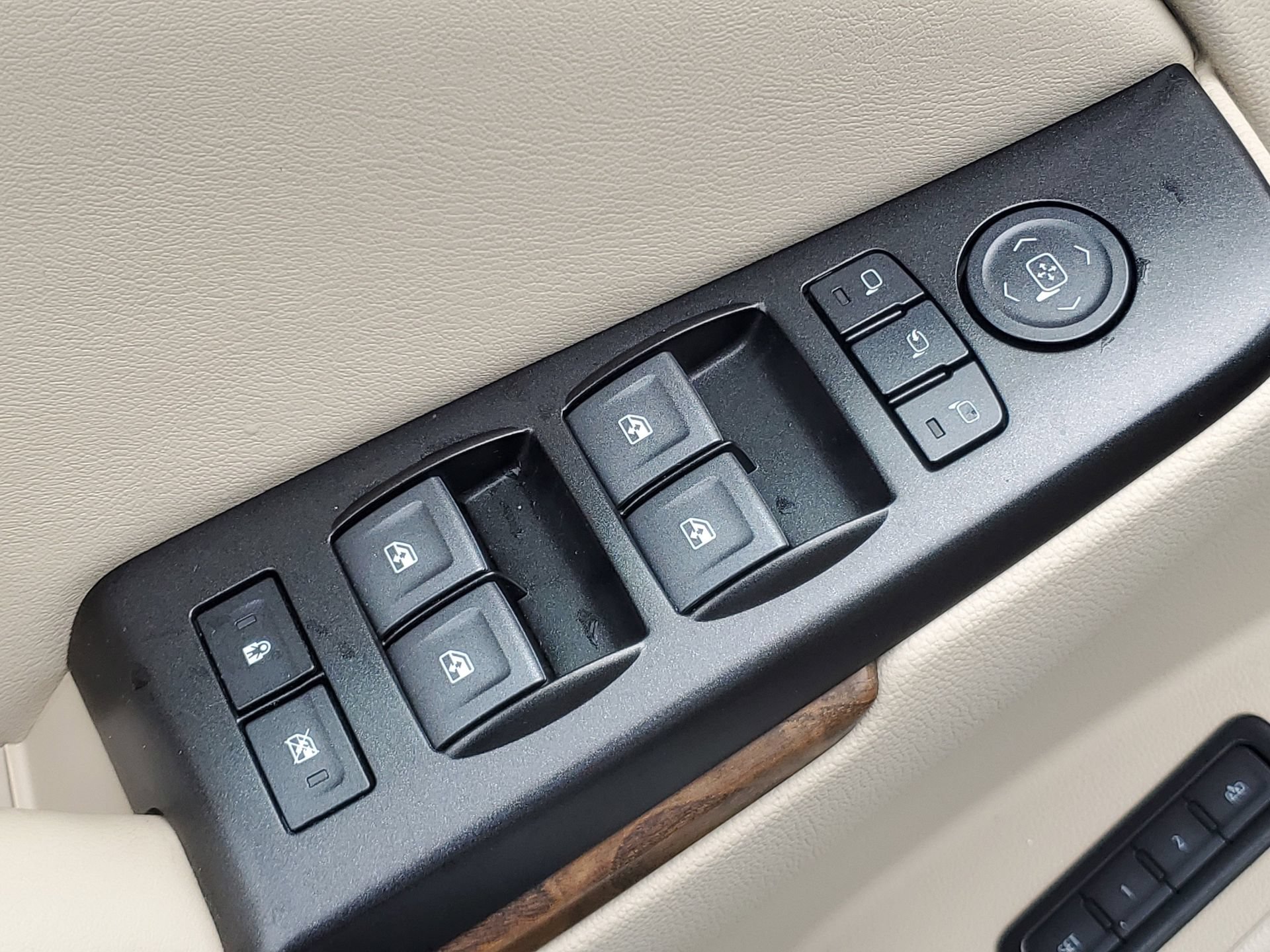 Used 2020 GMC Yukon Denali w/ Denali Premium Package RWD image 19