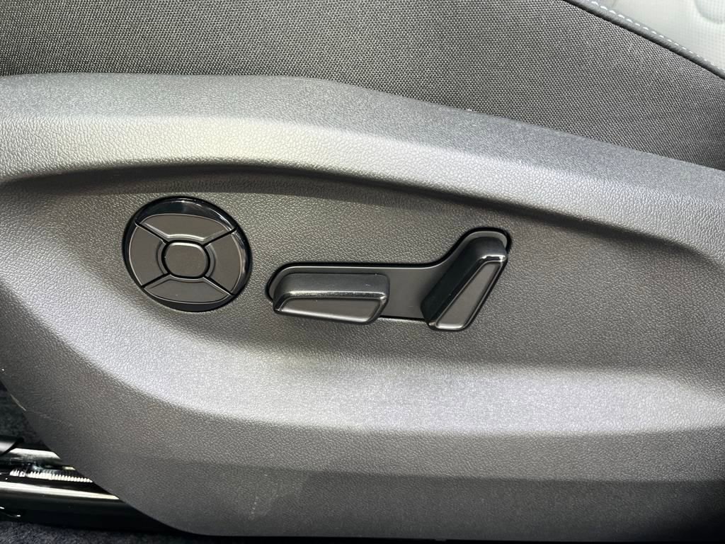 New 2025 Volkswagen Tiguan SE image 7