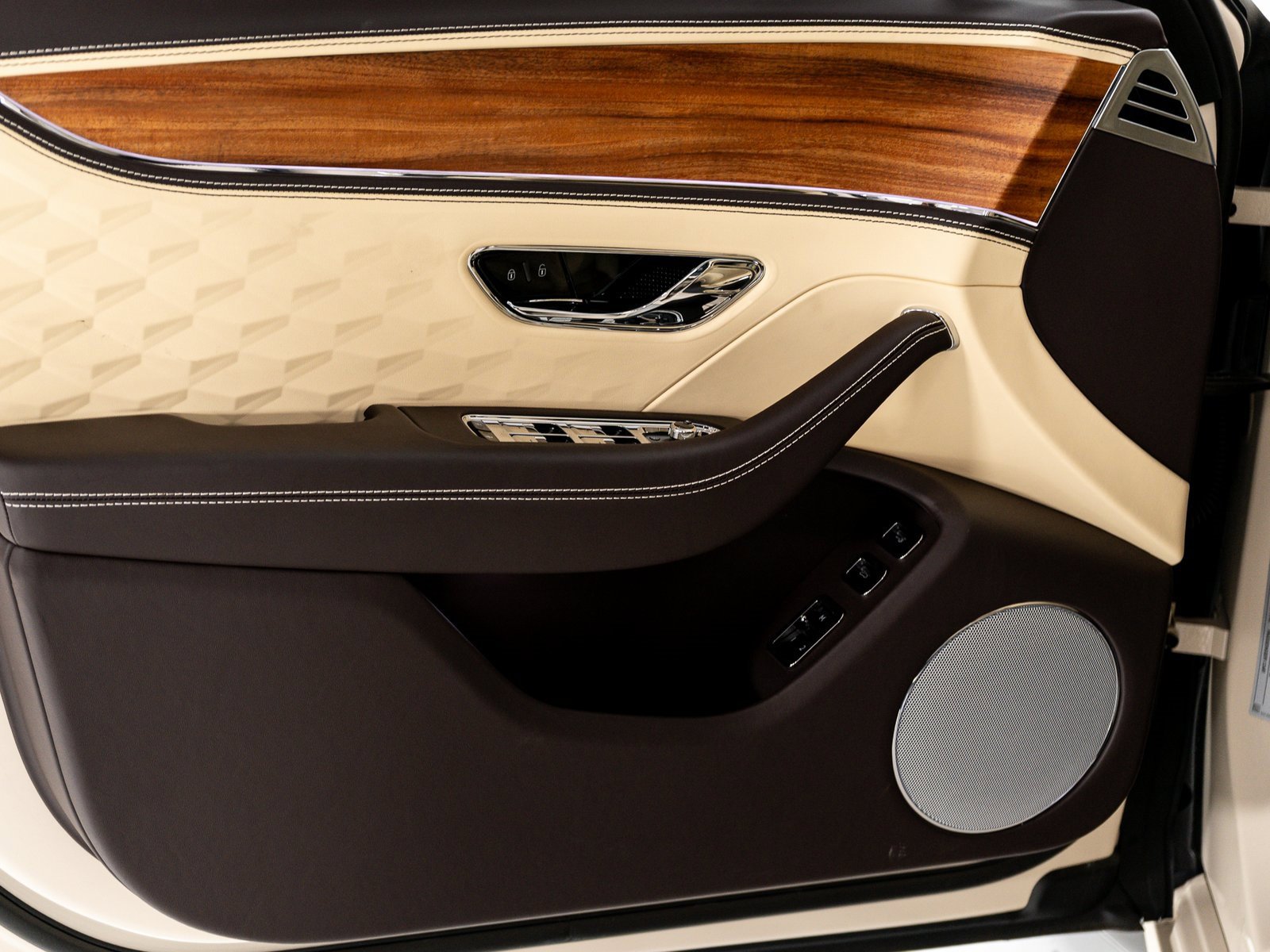 New 2025 Bentley Flying Spur Plug-In Hybrid image 32