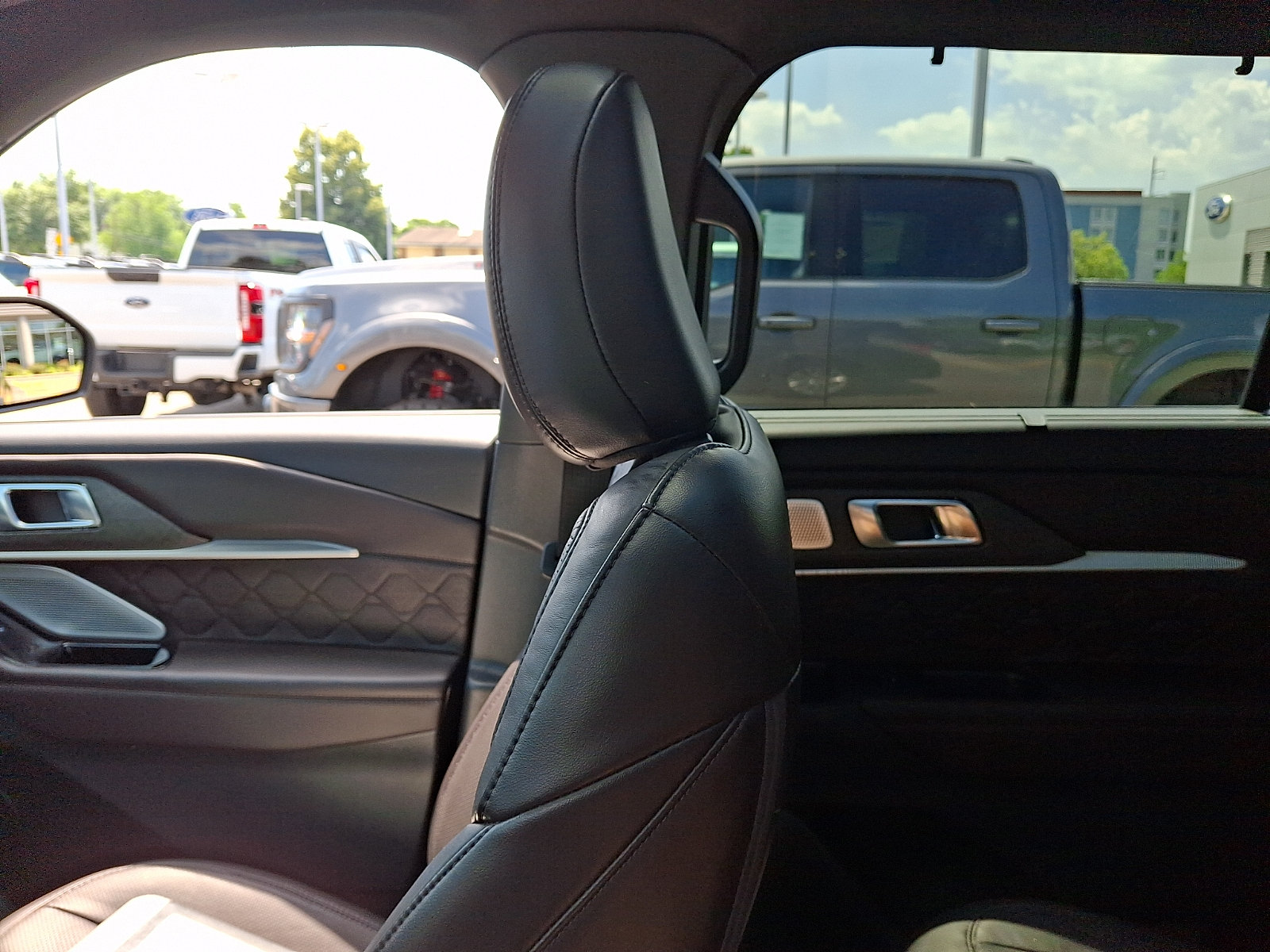 Certified 2025 Ford Explorer Platinum w/ LUX Leather Package AWD/4WD image 16