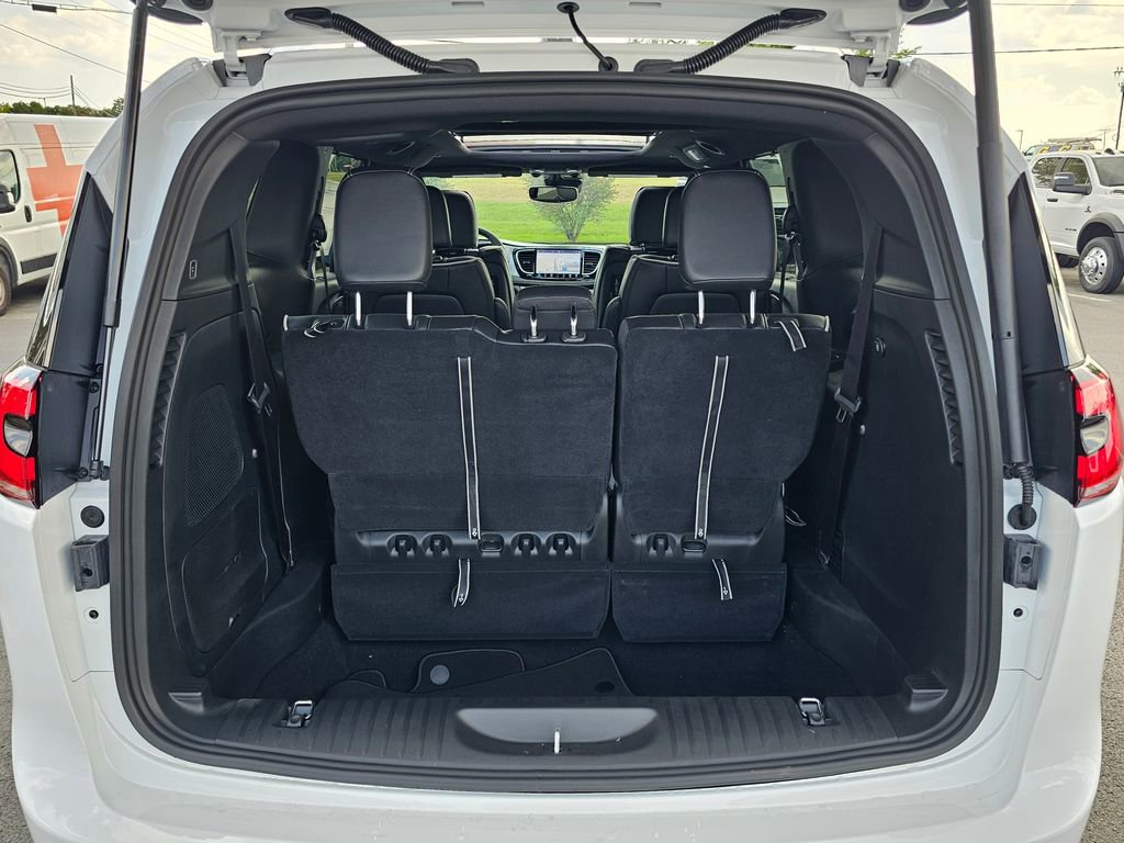 New 2026 Chrysler Pacifica Limited w/ Uconnect Theater Family Group image 31