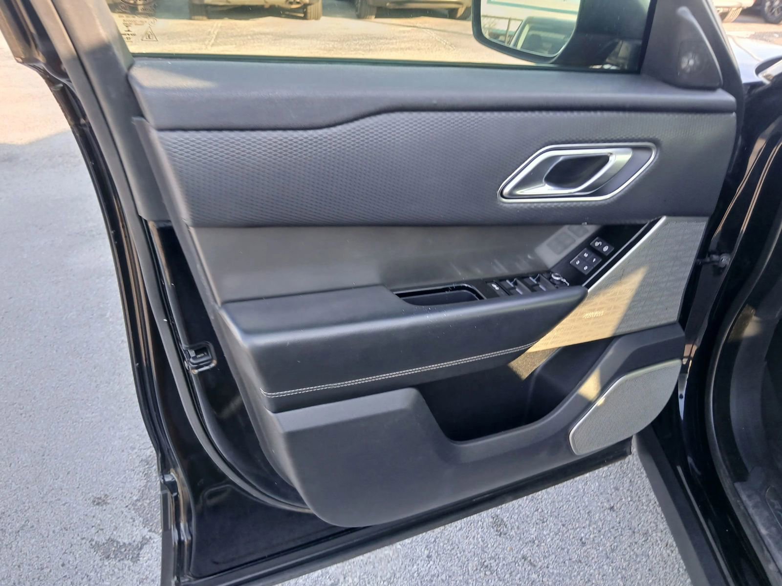 Used 2018 Land Rover Range Rover Velar S image 10