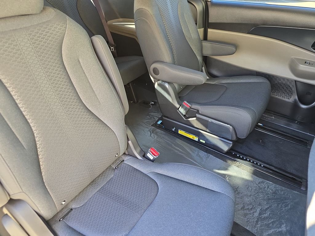 New 2026 Kia Carnival LX image 21