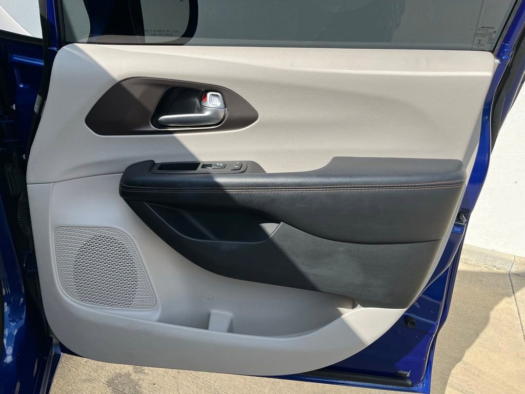 Used 2018 Chrysler Pacifica Touring Plus FWD image 25