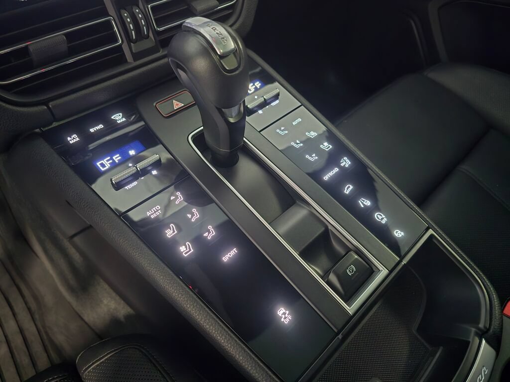 Certified 2023 Porsche Macan AWD/4WD image 17