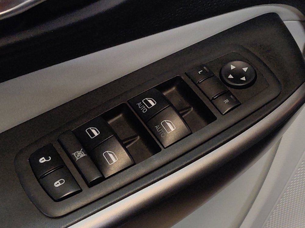 Used 2019 Jeep Cherokee Limited w/ Technology Group FWD image 27