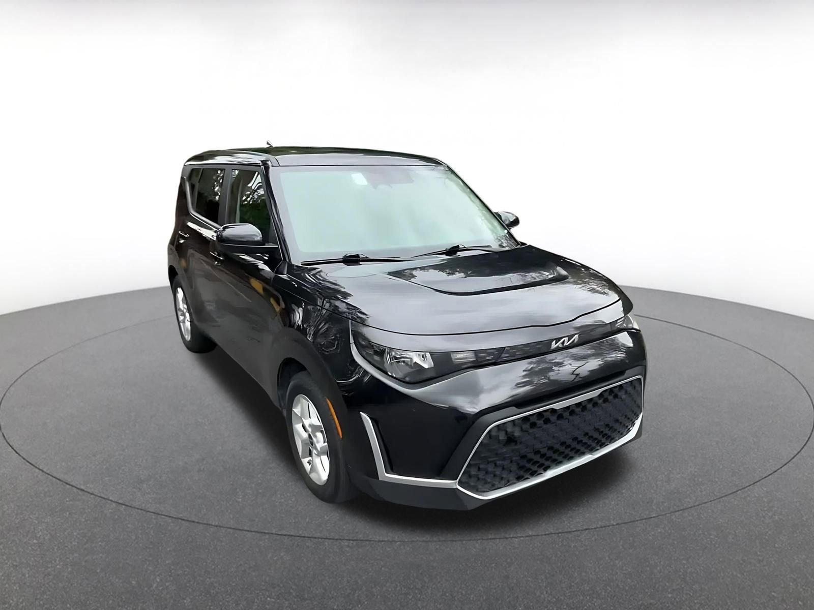 Used 2025 Kia Soul LX w/ LX Technology Package FWD image 3