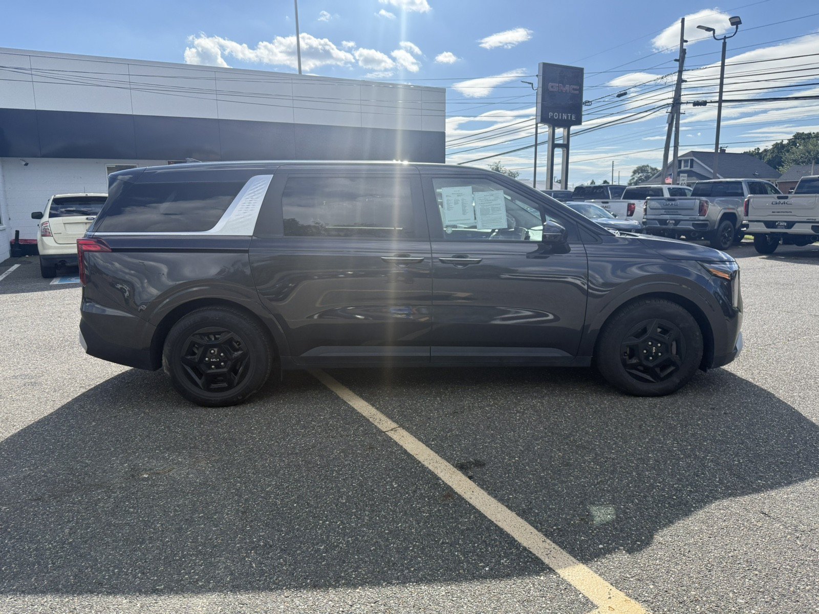 Used 2025 Kia Carnival FWD image 2
