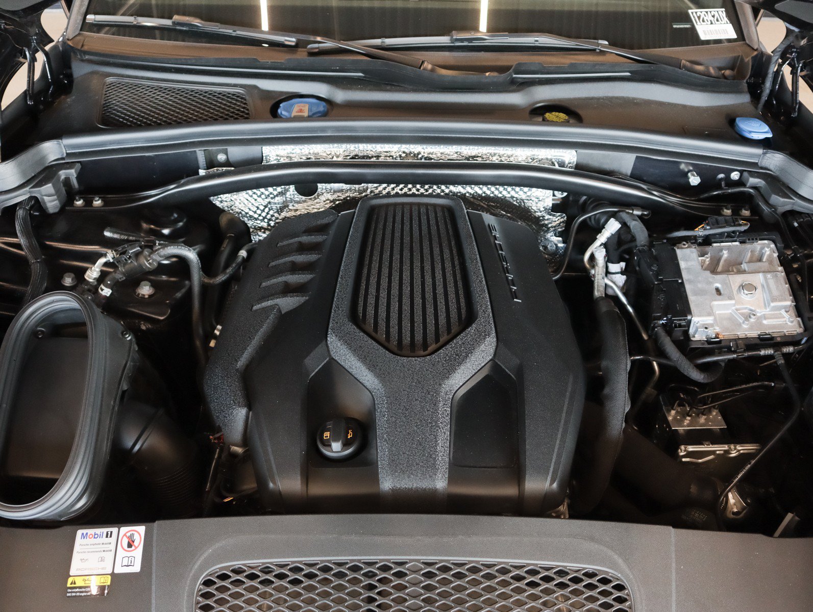 Certified 2023 Porsche Macan AWD/4WD image 27