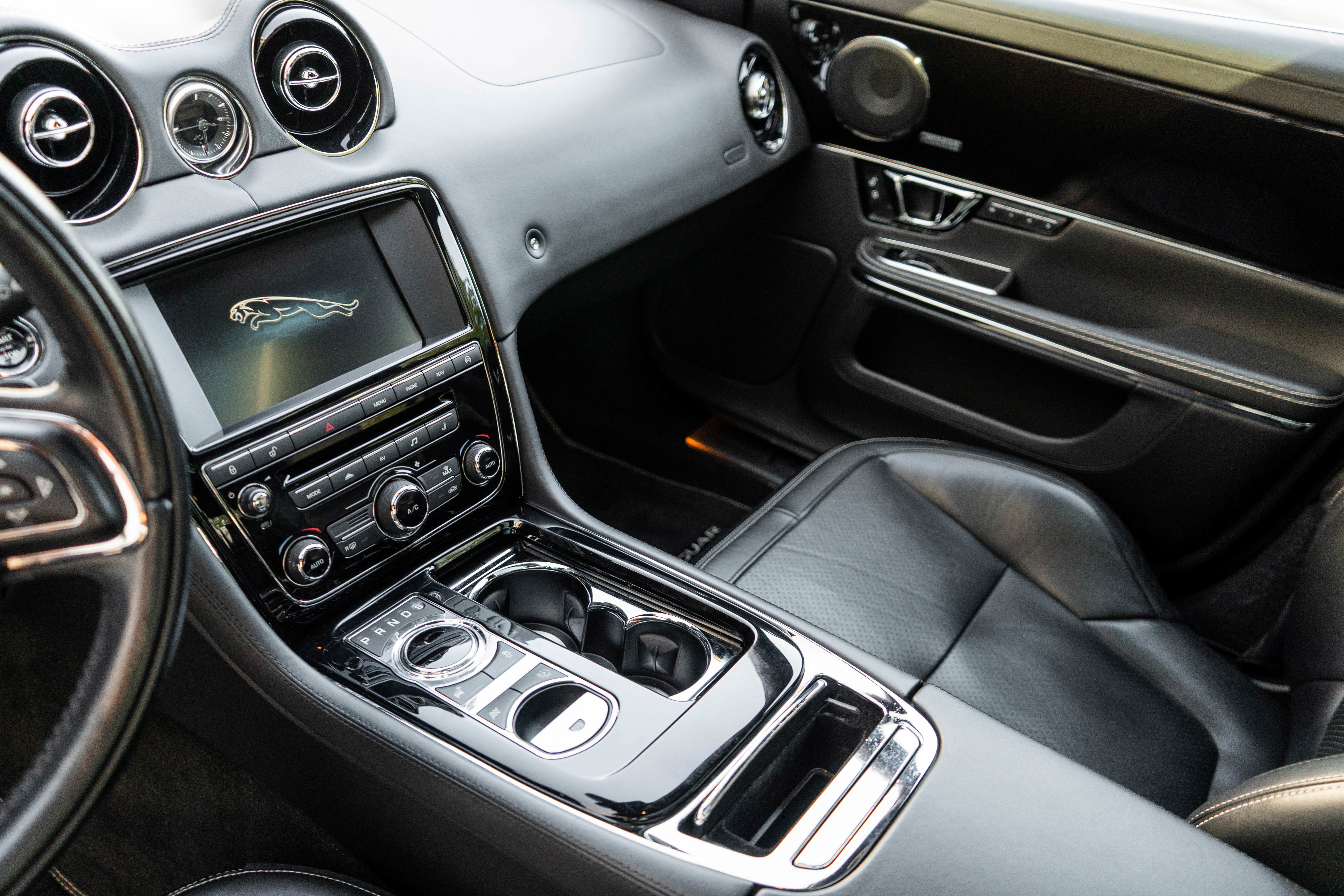 Used 2015 Jaguar XJ image 15