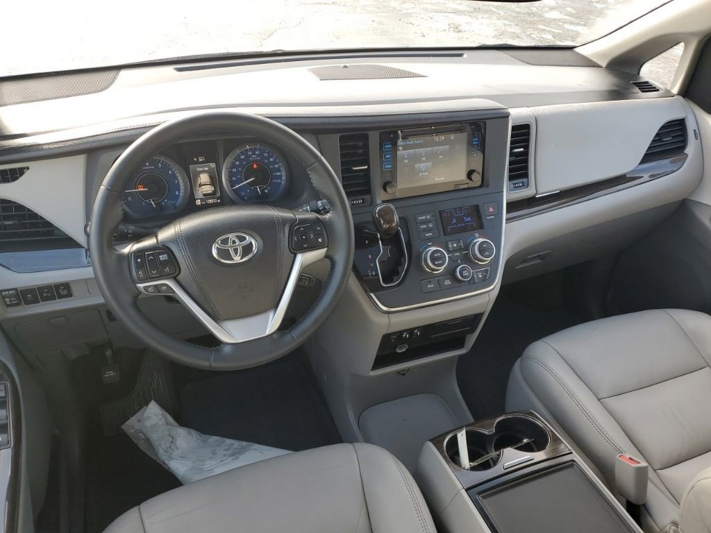 Used 2015 Toyota Sienna XLE image 23